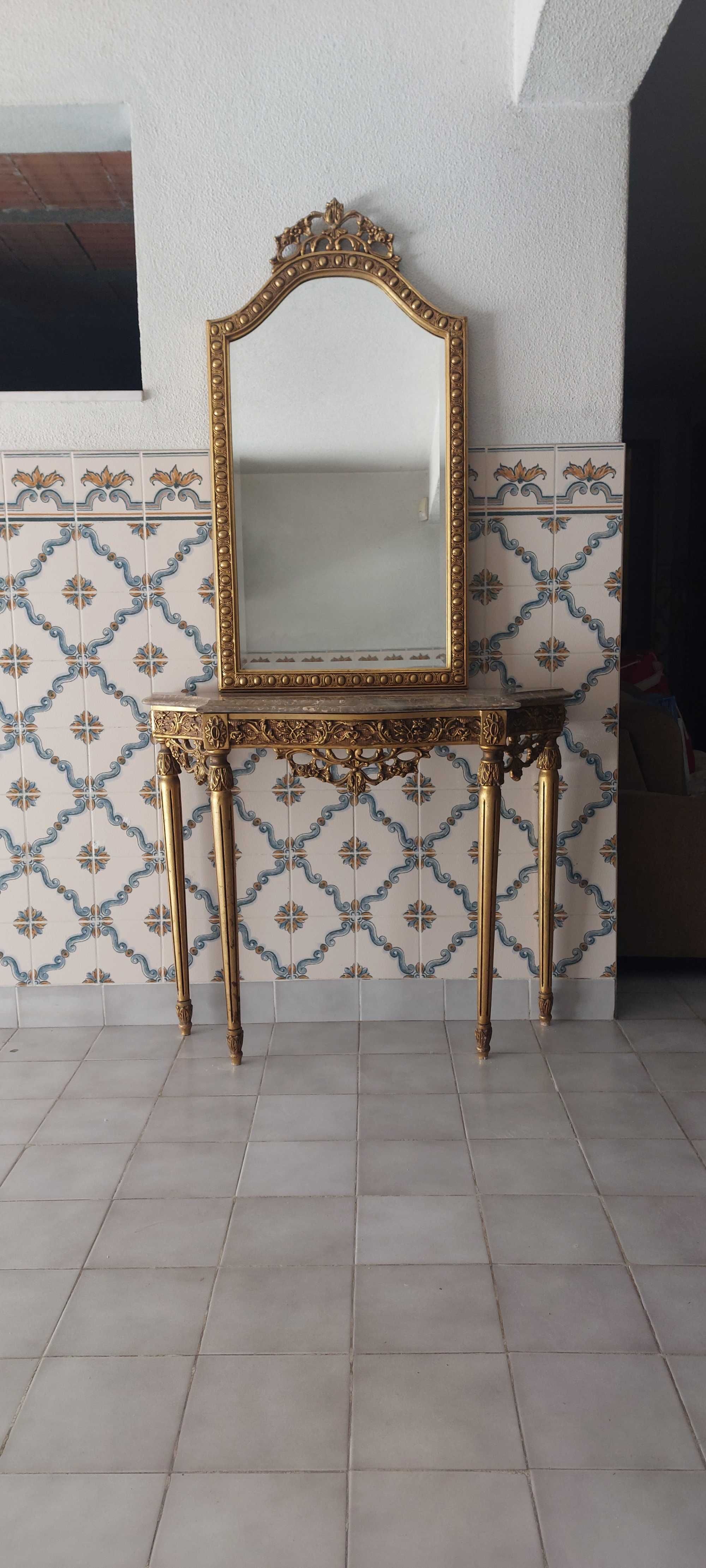Mesa de apoio com espelho