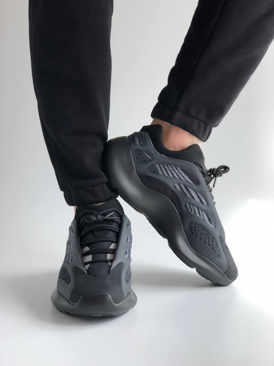 Мужские кроссовки Adidas Yeezy 700 V3 black . Размеры 40-45