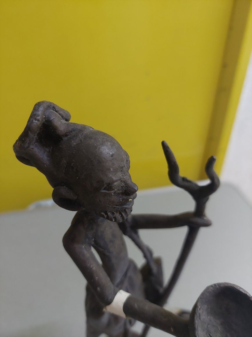 Figura escultura antiga em metal