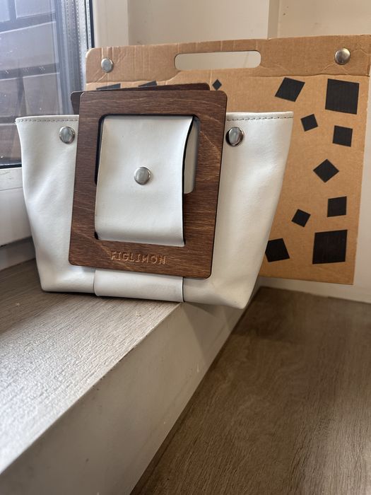 Біла шкіряна сумлчка українського бренду