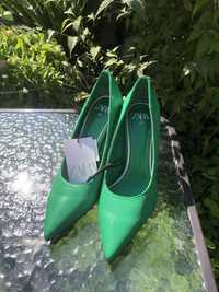 Туфлі Zara зеленого кольору на каблуці