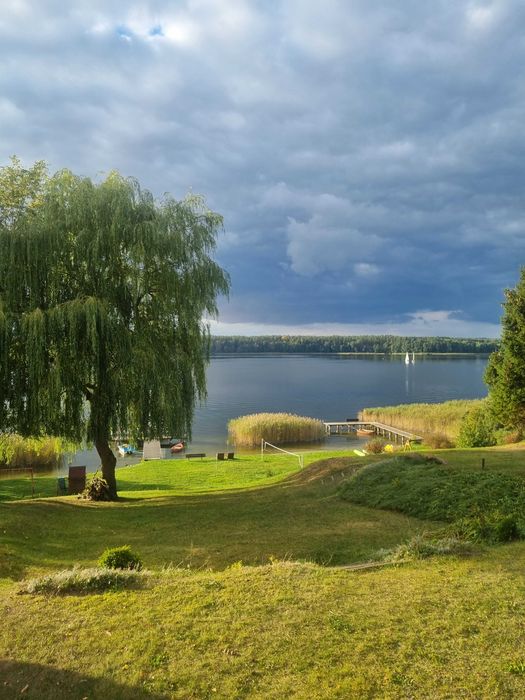Domek nad jeziorem z linią brzegową na Mazurach Ryn Rybical - Staś