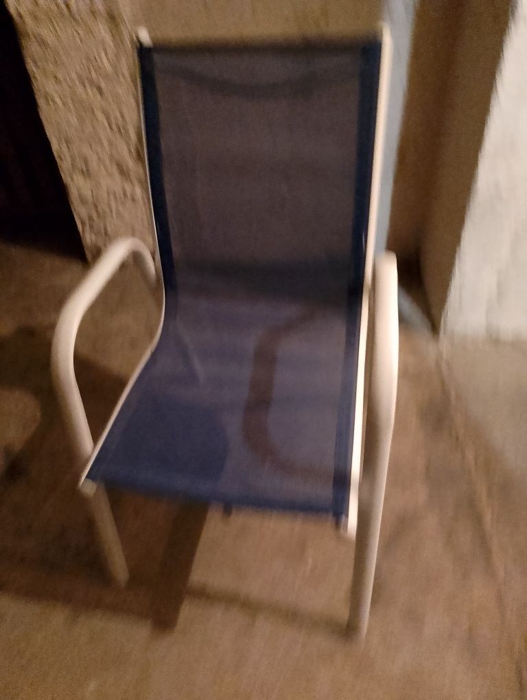 Sprzedam krzesła to są takie mniejse dla młodzieży metalowe stabcena z
