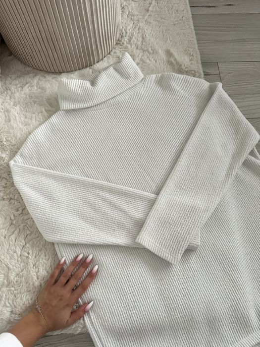 Stradivarius sweterek biały z golfem