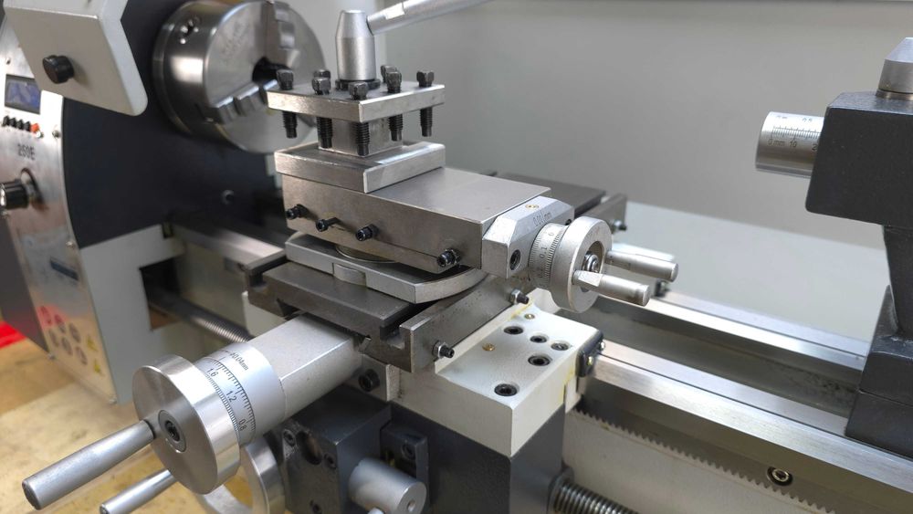 Токарно-винторезный станок по металлу 250Е JPAuto Industrial 600мм