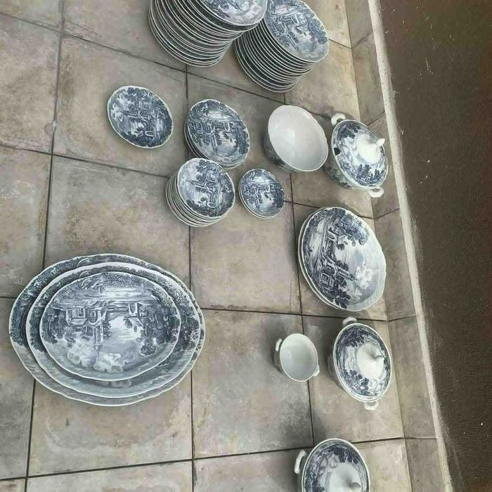 serviço de jantar completo loiça de Coimbra novo