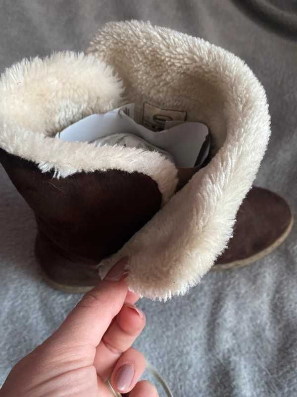 Zamszowe brązowe buty śniegowce z białym futerkiem i gumowa podeszwą