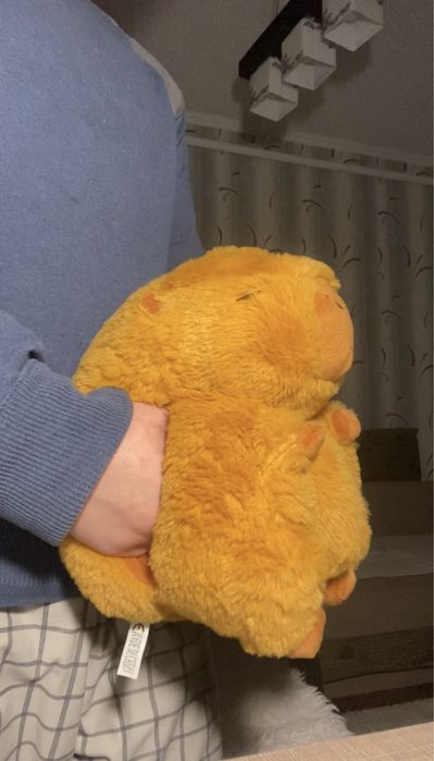 Іграшка мʼяка капібара з кишенями для рук