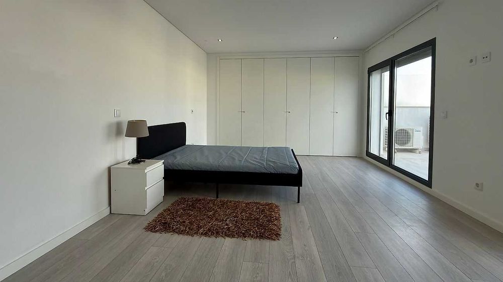 Cama de casal IKEA com colchão – novos, 140x200 cm