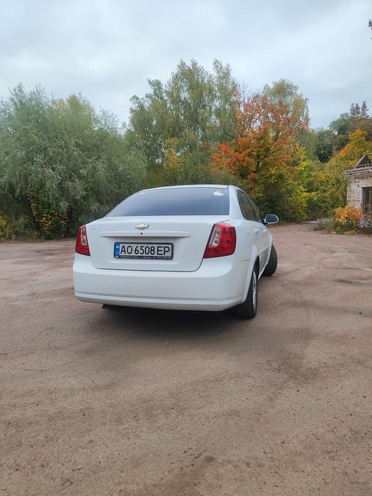 Chevrolet lacetti 2012 року 1.8 бензин
