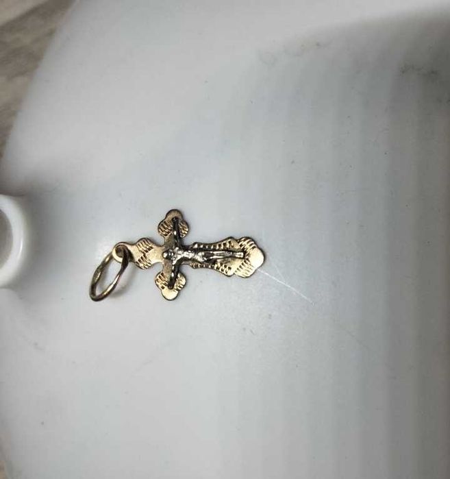 Золотий хрест з розп'яттям