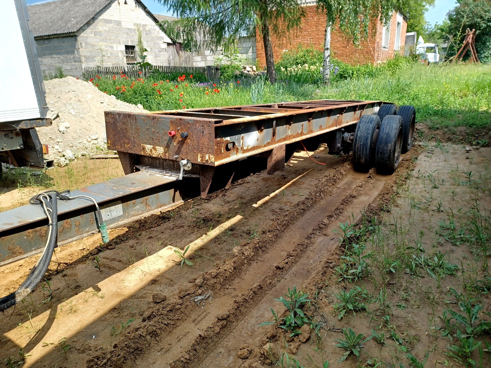 Przyczepa ciężarowa z transportem