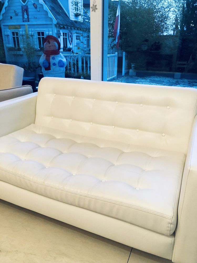 Piekna biala sofa do siedzenia