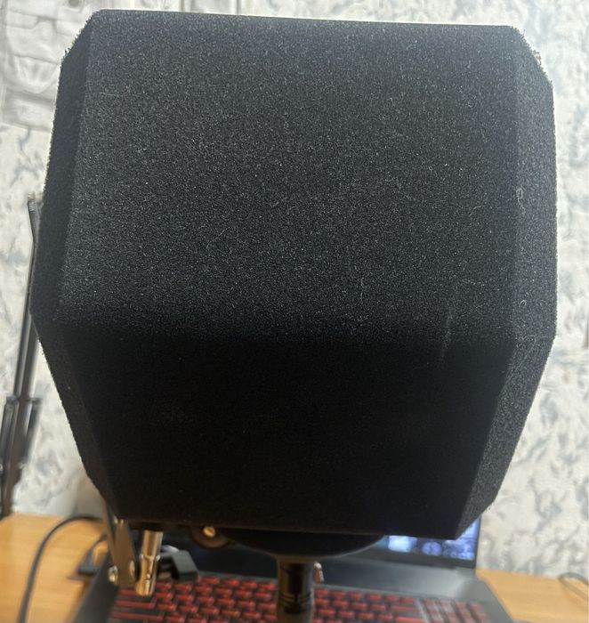 Акустиний екран з поп-фільтром для мікрофона