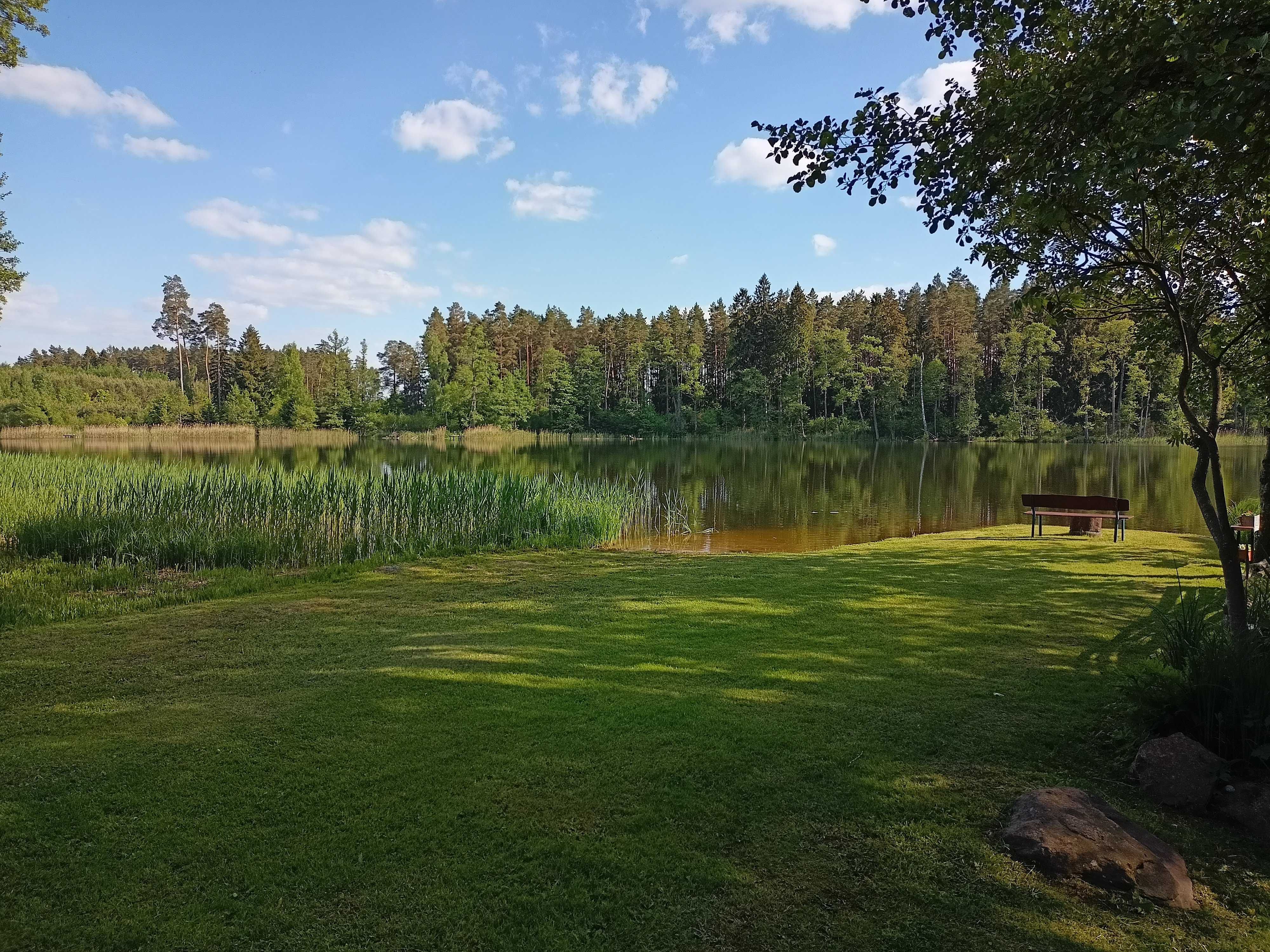 "Szałas na Hałas". Domek letniskowy nad jeziorem. Mazury.