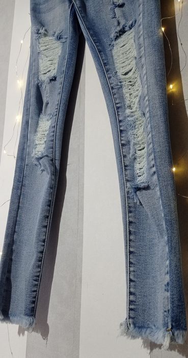 Jeansy spodnie skinny niebieskie z przetarciami Daysie S
