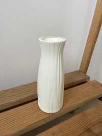 Біла пластикова ваза для квітів декор