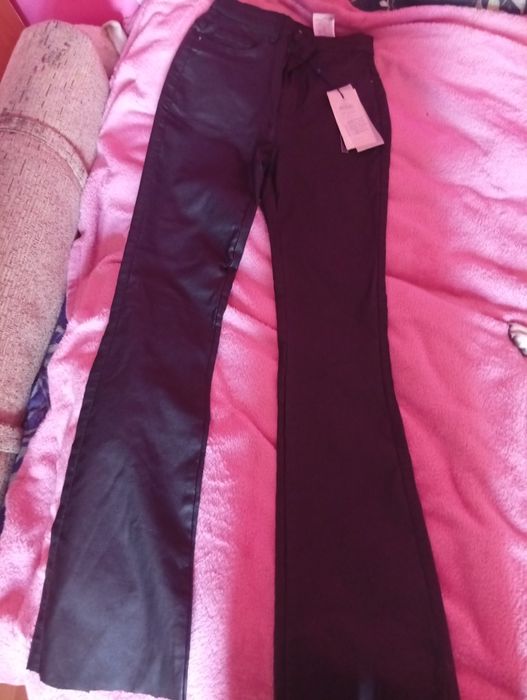 Śliskie skinny jeansy