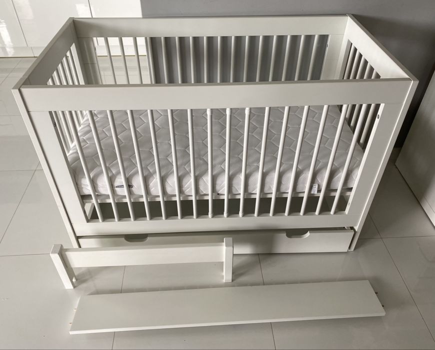 Lóżeczko Pinio Basic 120x60 z szufladą i barierkami + materac
