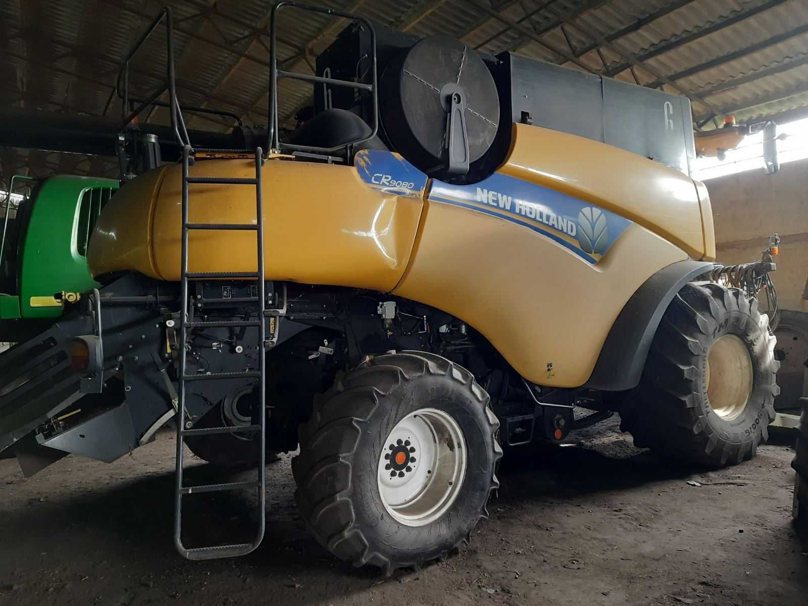 Продається комбайн New Holland CR 9080 2012 року випуску.