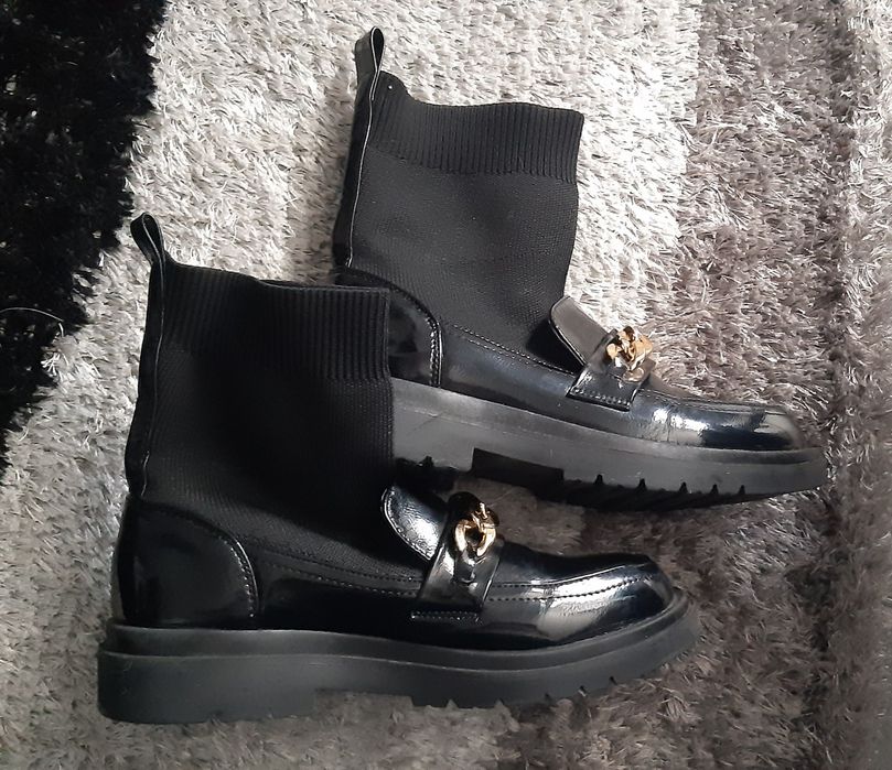 Botas Pretas corrente Dourada cano baixo 34