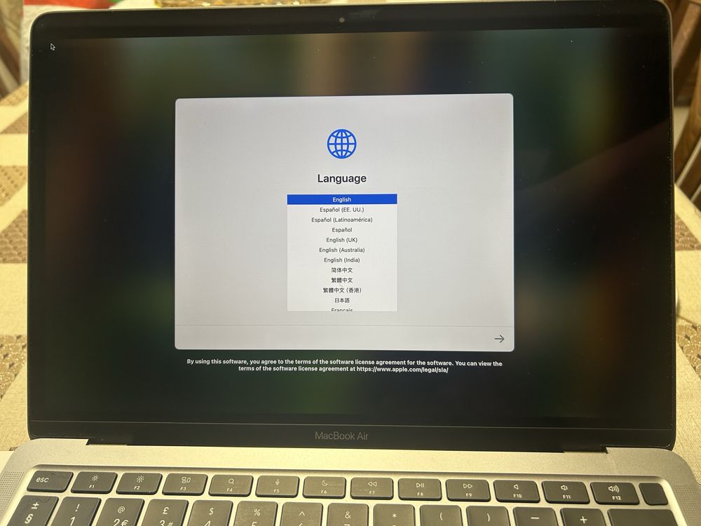 MacBook M1 8 gb.