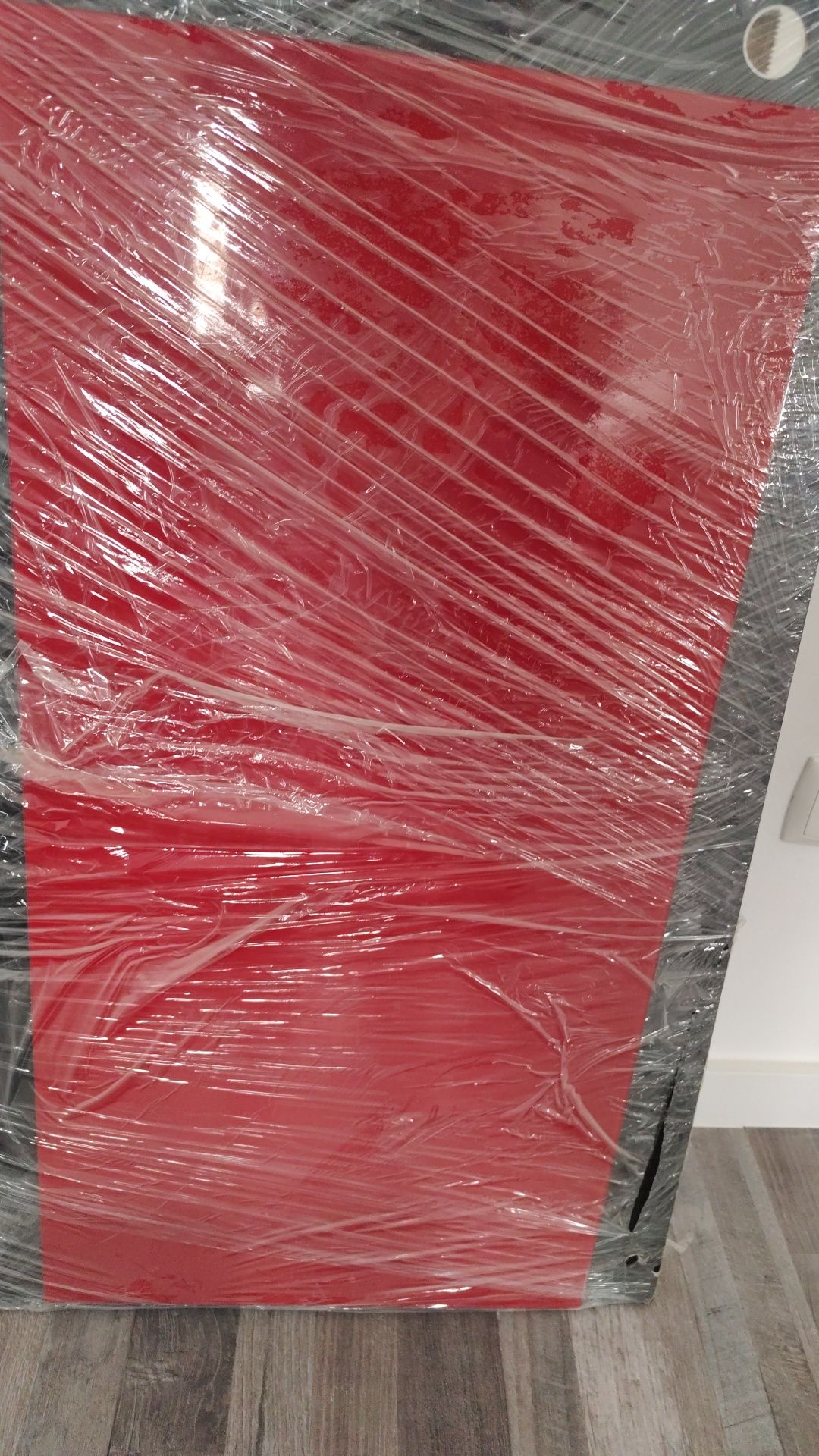 Mesa de centro com tampo vermelho em vidro