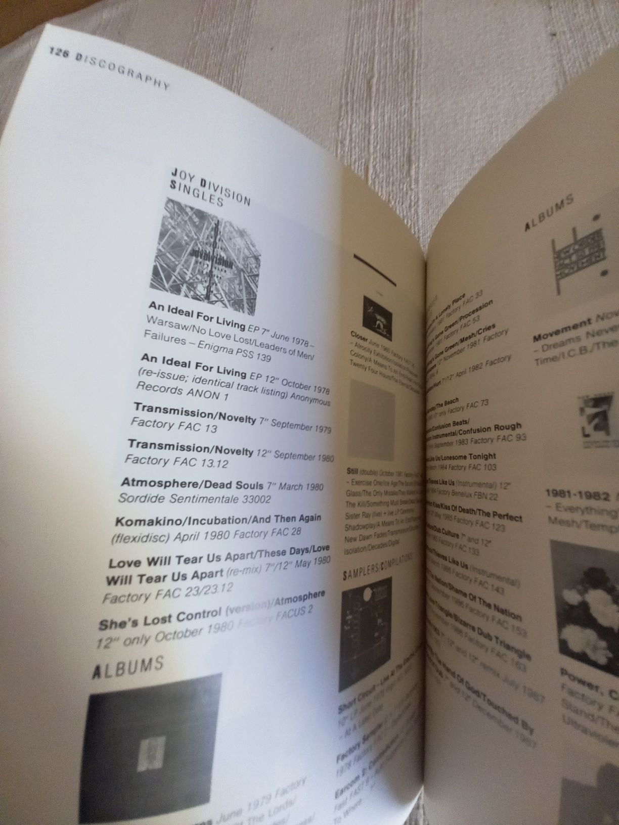 Livro em inglês sobre os Joy Division e New Order