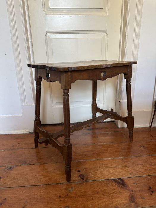 Mesa em madeira tradicional portuguesa.