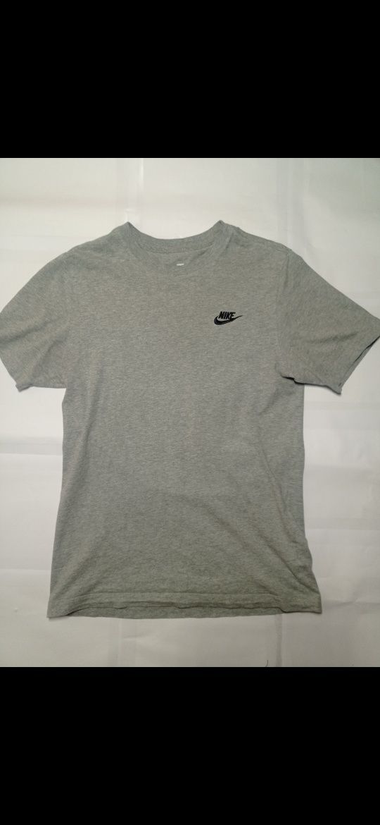 Простая футболка Nike