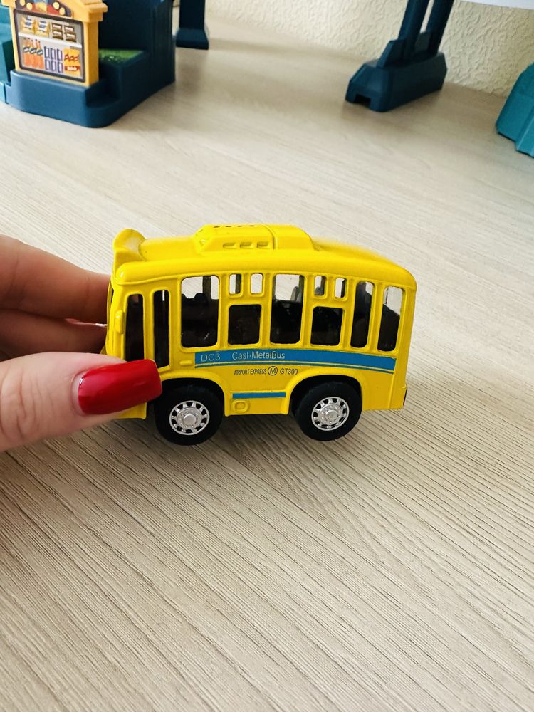 Автобус іграшка