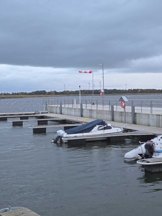 Łódź motorowa kabinowa 4,2 m SPRZEDAM, mariner/yamaha 1986r. Sprawna.