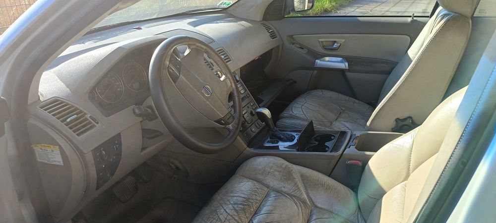 Samochód Volvo XC90, silnik 2.4l; z instalacją gazową; na chodzie