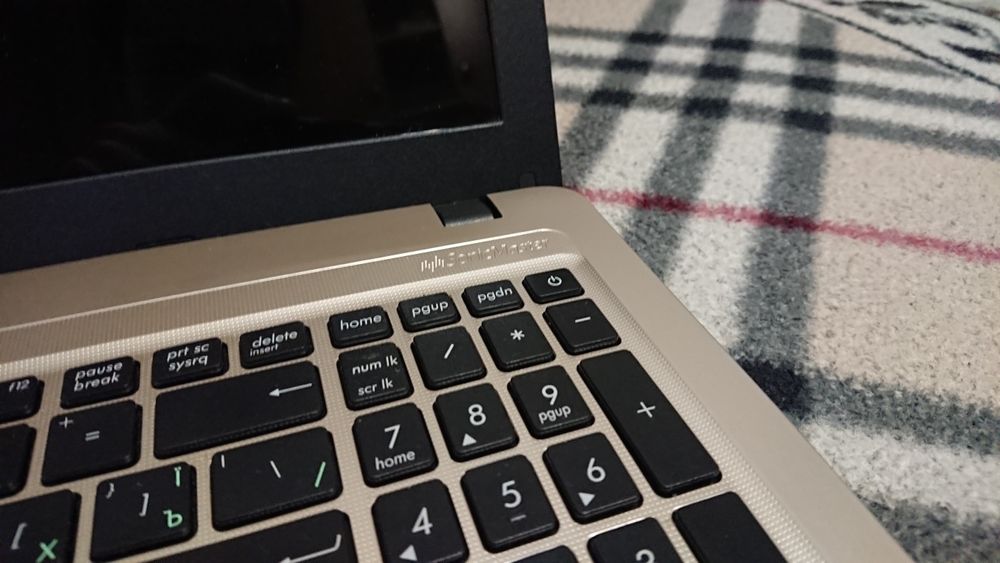 Ноутбук Asus R540 ( Як Новий )