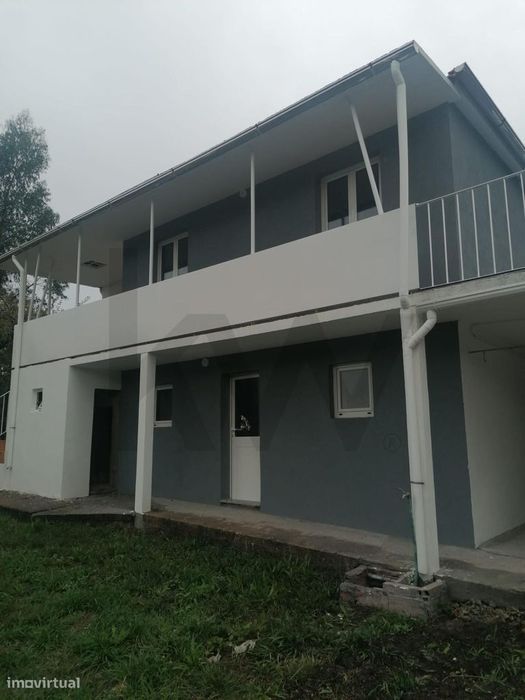 Moradia individual T3 para arrendar com terreno em Macieira de Sarnes
