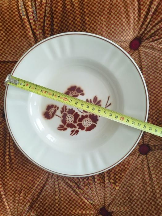 Pratos antigos (8) de porcelana da Fábrica de Loiça de Sacavém