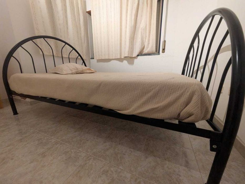 Cama com estrutura de metal c/colchão 140x200cm