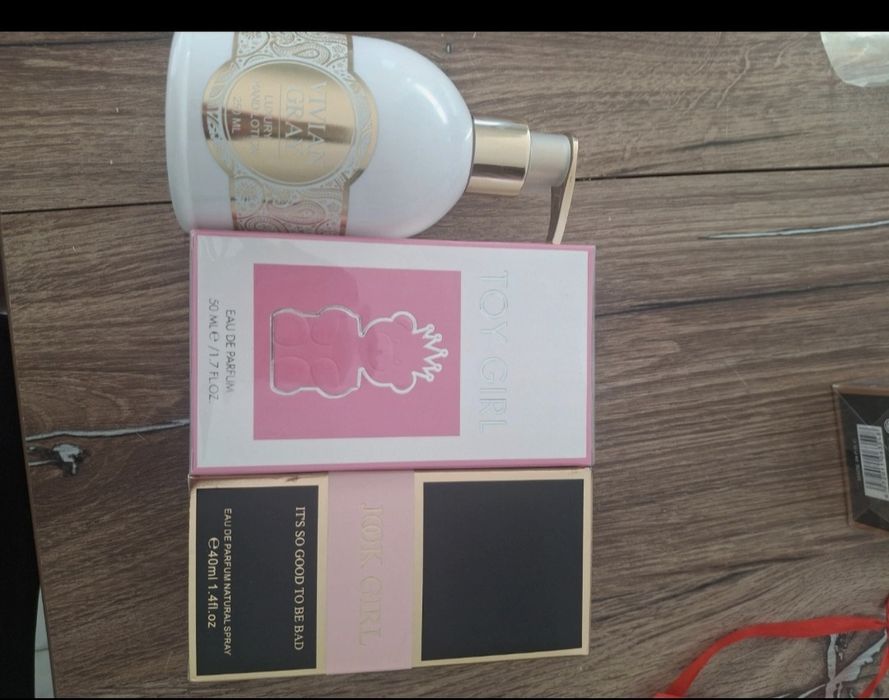 Piękny zestaw kosmetyków damskich idealne na prezent perfumy
