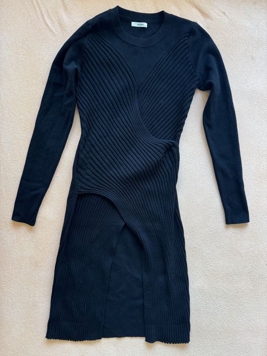 Mala czarna z dlugim rekawem i rozpieciem z przodu