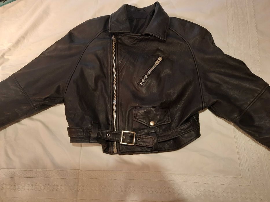 Casaco preto em pele genuína, tamanho médio.