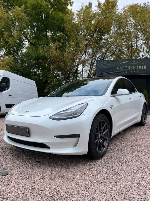 Tesla model 3 long reng dyal motors