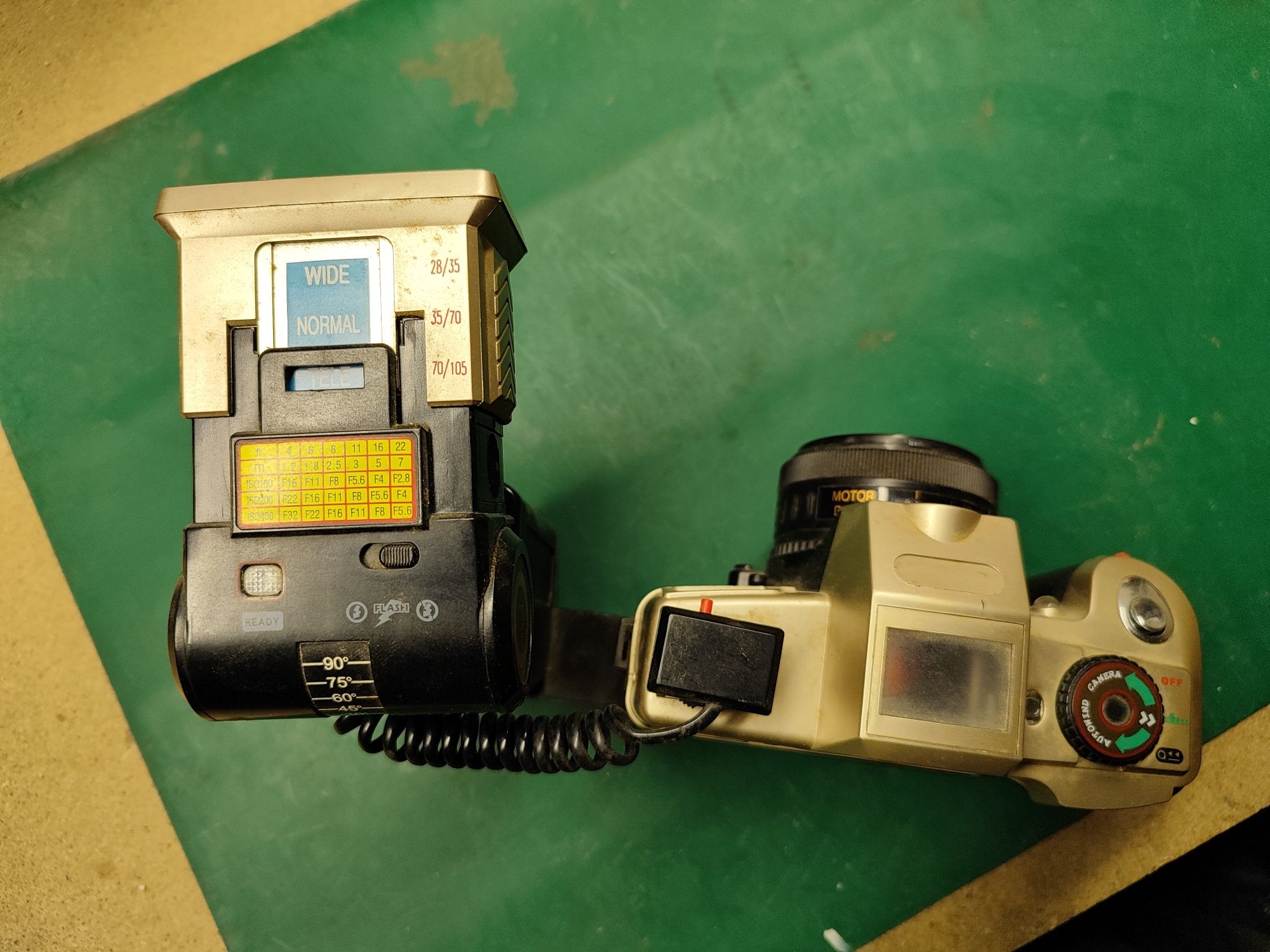 Aparat fotograficzny canon Z9002  z lampą błyskową