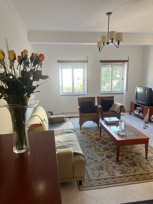 Sofá 3 lugares em bom estado. bege em pele nobok