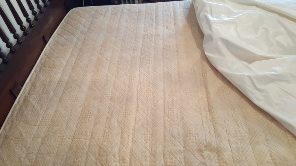 Cama de casal e 2 mesas cabeceira