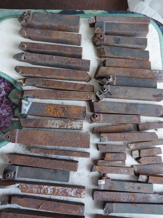 Резцы для токарного станка.