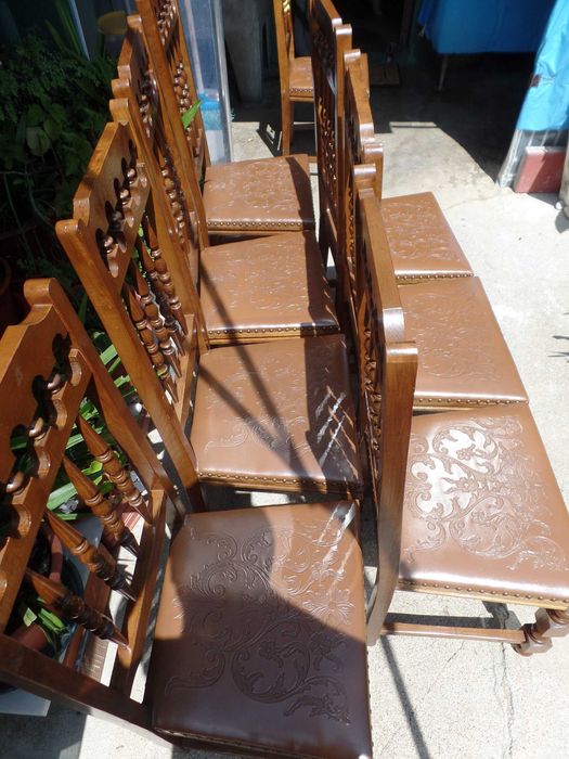 8 Cadeiras em Madeira com o Tampo em Couro