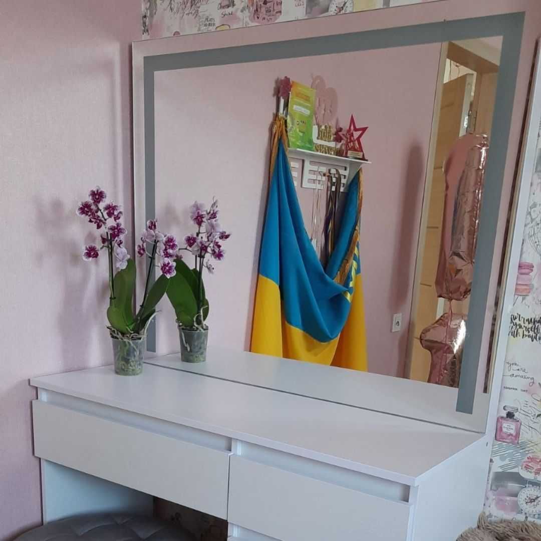 Шикарний косметичний столик, туалетный гримерный стол с лед подсветкой