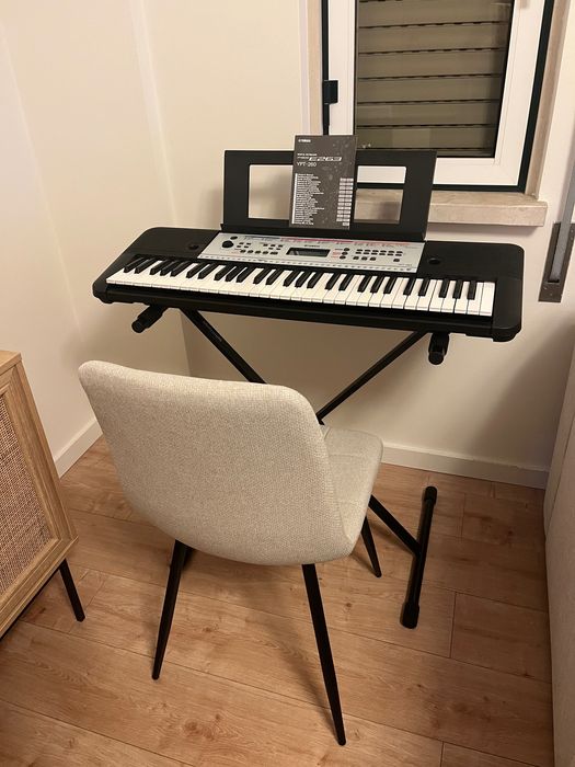 Teclado Yamaha YPT-260 com suporte Millenium KS-1001