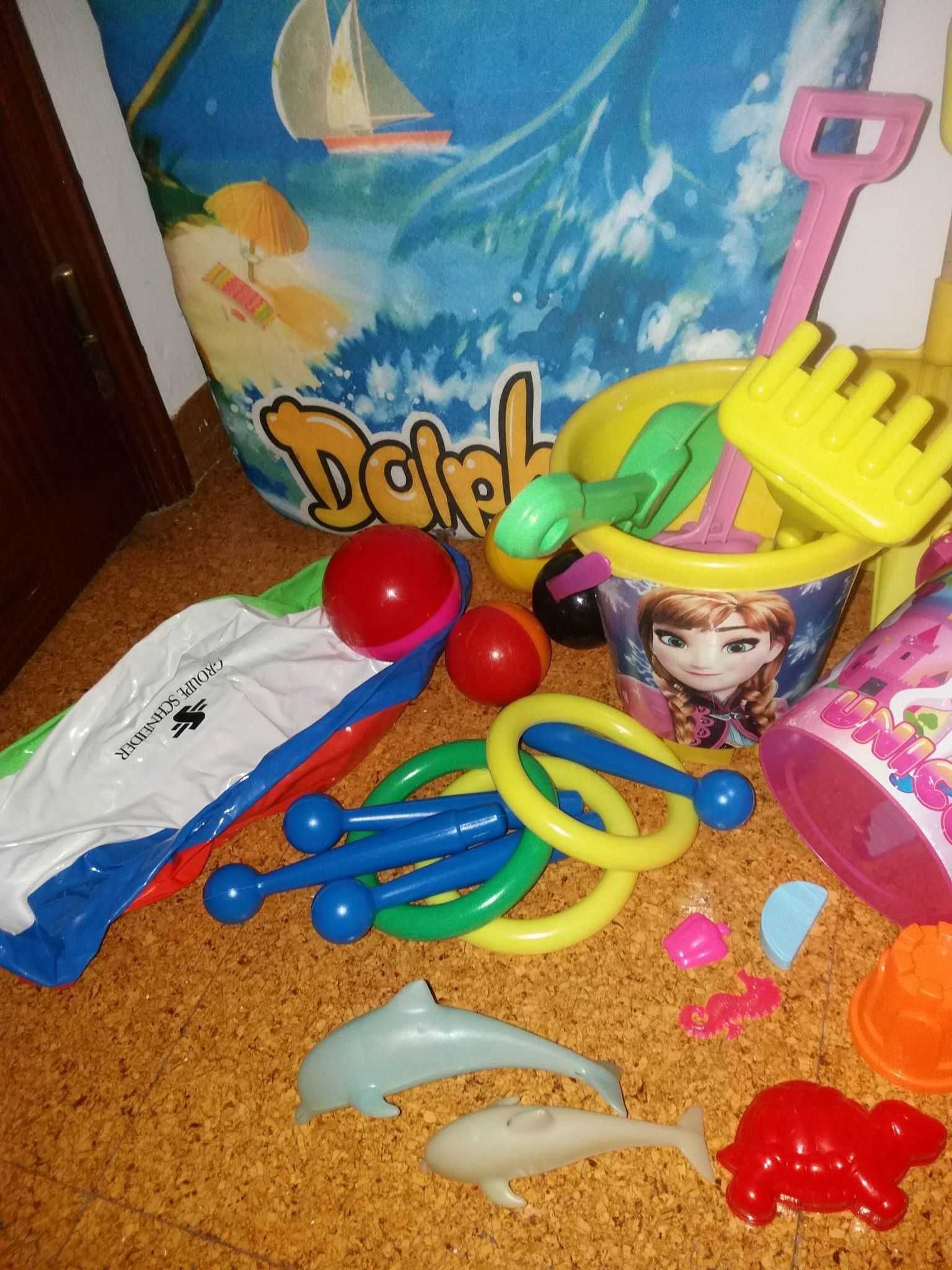 Conjunto de brinquedos de menina para a praia.