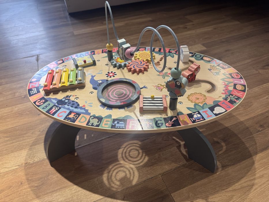 Drewniany stolik edukacyjny